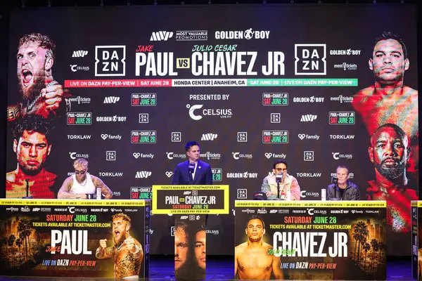 Jake 'El Gallo de Dorado' Paul, Chris Mannix, Julio Cesar Chavez Jr. ve Julio Cesar Chavez 14 Mayıs 2025 tarihinde Hollywood, Los Angeles, Kaliforniya, ABD 'de düzenlenen Jake Paul - Julio Cesar Chavez Jr. Basın Konferansına katıldılar.