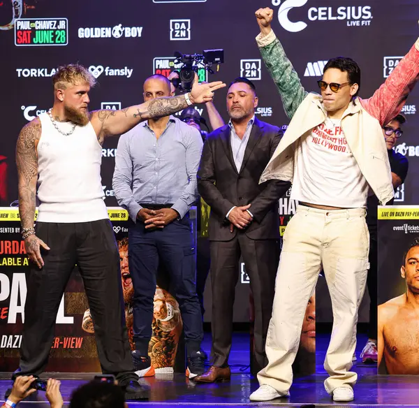 Jake 'El Gallo de Dorado' Paul, Nakisa Bidarian, Oscar De La Hoya ve Julio Cesar Chavez Jr., 14 Mayıs 2025 'te Hollywood, Los Angeles, Kaliforniya' da düzenlenen Jake Paul - Julio Cesar Chavez Jr. Basın Konferansına katıldı.