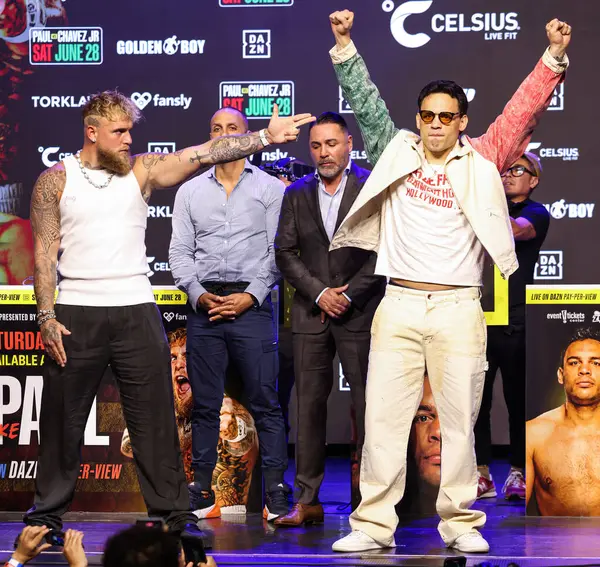 Jake 'El Gallo de Dorado' Paul, Nakisa Bidarian, Oscar De La Hoya ve Julio Cesar Chavez Jr., 14 Mayıs 2025 'te Hollywood, Los Angeles, Kaliforniya' da düzenlenen Jake Paul - Julio Cesar Chavez Jr. Basın Konferansına katıldı.