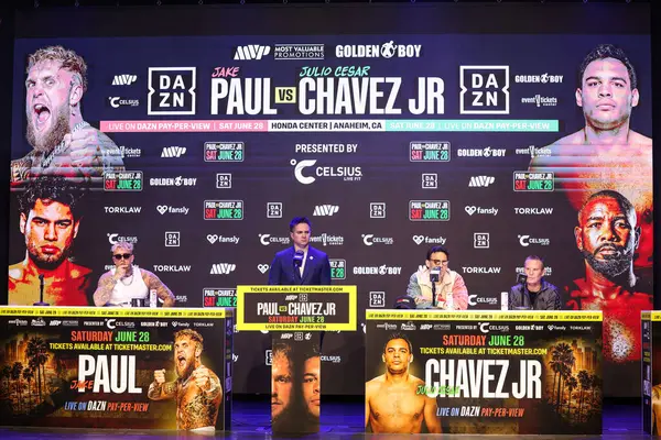 Jake 'El Gallo de Dorado' Paul, Chris Mannix, Julio Cesar Chavez Jr. ve Julio Cesar Chavez 14 Mayıs 2025 tarihinde Hollywood, Los Angeles, Kaliforniya, ABD 'de düzenlenen Jake Paul - Julio Cesar Chavez Jr. Basın Konferansına katıldılar.