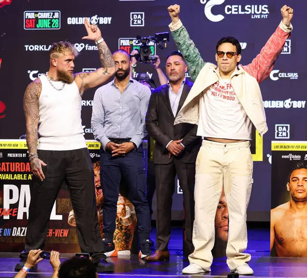 Jake 'El Gallo de Dorado' Paul, Nakisa Bidarian, Oscar De La Hoya ve Julio Cesar Chavez Jr., 14 Mayıs 2025 'te Hollywood, Los Angeles, Kaliforniya' da düzenlenen Jake Paul - Julio Cesar Chavez Jr. Basın Konferansına katıldı.