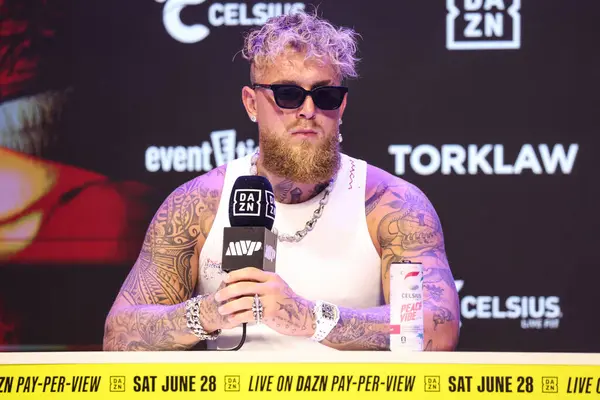 Amerikalı profesyonel boksör ve aktör Jake 'El Gallo de Dorado' Paul, 14 Mayıs 2025 'te Hollywood, Los Angeles, Kaliforniya, ABD' de düzenlenen Jake Paul - Julio Cesar Chavez Jr. Basın Konferansına katıldı..        