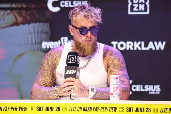 Amerikalı profesyonel boksör ve aktör Jake 'El Gallo de Dorado' Paul, 14 Mayıs 2025 'te Hollywood, Los Angeles, Kaliforniya, ABD' de düzenlenen Jake Paul - Julio Cesar Chavez Jr. Basın Konferansına katıldı..        