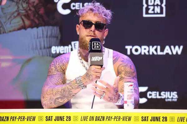 Amerikalı profesyonel boksör ve aktör Jake 'El Gallo de Dorado' Paul, 14 Mayıs 2025 'te Hollywood, Los Angeles, Kaliforniya, ABD' de düzenlenen Jake Paul - Julio Cesar Chavez Jr. Basın Konferansına katıldı..        