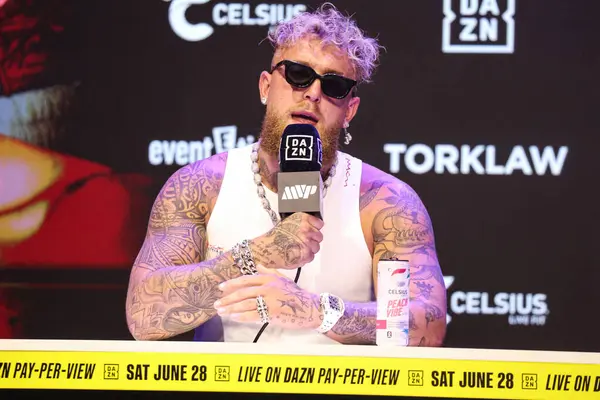 Amerikalı profesyonel boksör ve aktör Jake 'El Gallo de Dorado' Paul, 14 Mayıs 2025 'te Hollywood, Los Angeles, Kaliforniya, ABD' de düzenlenen Jake Paul - Julio Cesar Chavez Jr. Basın Konferansına katıldı..        