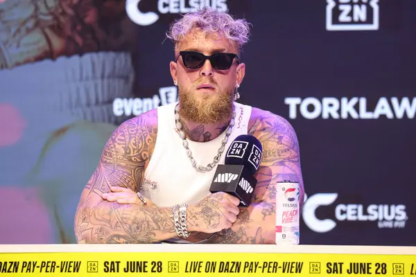 Amerikalı profesyonel boksör ve aktör Jake 'El Gallo de Dorado' Paul, 14 Mayıs 2025 'te Hollywood, Los Angeles, Kaliforniya, ABD' de düzenlenen Jake Paul - Julio Cesar Chavez Jr. Basın Konferansına katıldı..        