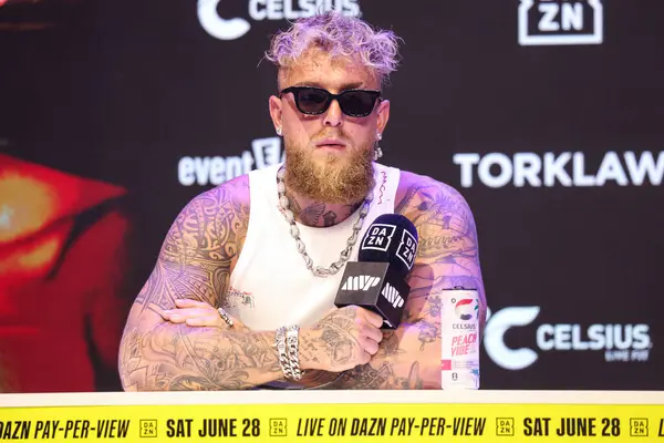 Amerikalı profesyonel boksör ve aktör Jake 'El Gallo de Dorado' Paul, 14 Mayıs 2025 'te Hollywood, Los Angeles, Kaliforniya, ABD' de düzenlenen Jake Paul - Julio Cesar Chavez Jr. Basın Konferansına katıldı..         