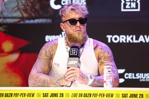 Amerikalı profesyonel boksör ve aktör Jake 'El Gallo de Dorado' Paul, 14 Mayıs 2025 'te Hollywood, Los Angeles, Kaliforniya, ABD' de düzenlenen Jake Paul - Julio Cesar Chavez Jr. Basın Konferansına katıldı..         