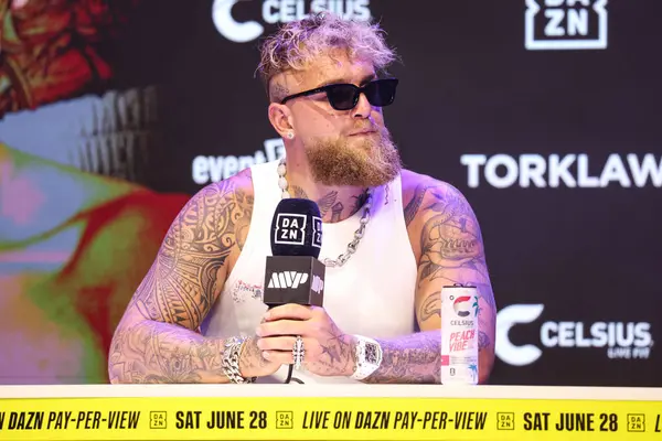 Amerikalı profesyonel boksör ve aktör Jake 'El Gallo de Dorado' Paul, 14 Mayıs 2025 'te Hollywood, Los Angeles, Kaliforniya, ABD' de düzenlenen Jake Paul - Julio Cesar Chavez Jr. Basın Konferansına katıldı..        