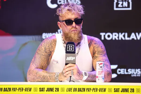 Amerikalı profesyonel boksör ve aktör Jake 'El Gallo de Dorado' Paul, 14 Mayıs 2025 'te Hollywood, Los Angeles, Kaliforniya, ABD' de düzenlenen Jake Paul - Julio Cesar Chavez Jr. Basın Konferansına katıldı..         