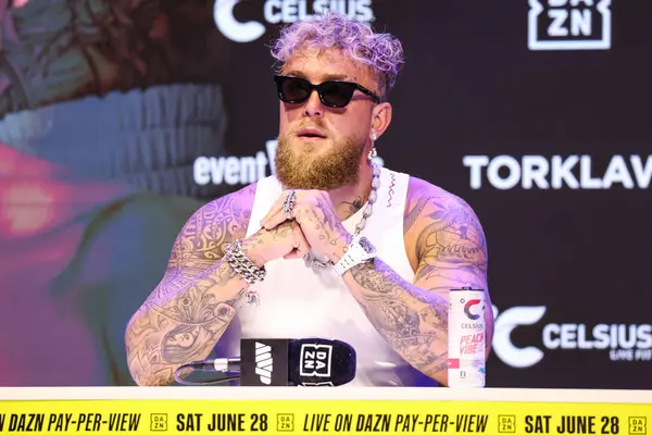 Amerikalı profesyonel boksör ve aktör Jake 'El Gallo de Dorado' Paul, 14 Mayıs 2025 'te Hollywood, Los Angeles, Kaliforniya, ABD' de düzenlenen Jake Paul - Julio Cesar Chavez Jr. Basın Konferansına katıldı..        