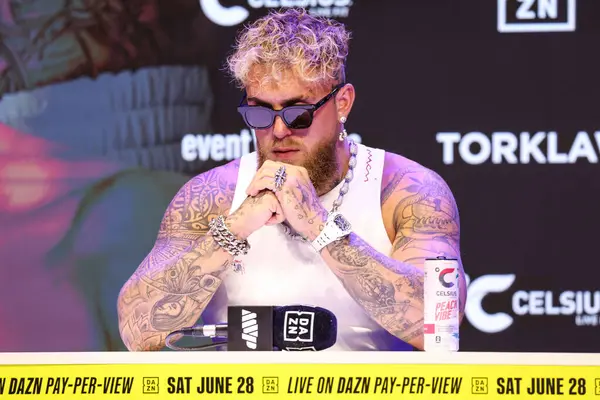 Amerikalı profesyonel boksör ve aktör Jake 'El Gallo de Dorado' Paul, 14 Mayıs 2025 'te Hollywood, Los Angeles, Kaliforniya, ABD' de düzenlenen Jake Paul - Julio Cesar Chavez Jr. Basın Konferansına katıldı..        