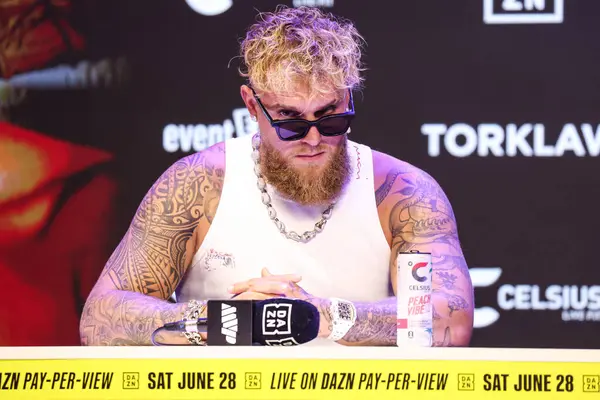 Amerikalı profesyonel boksör ve aktör Jake 'El Gallo de Dorado' Paul, 14 Mayıs 2025 'te Hollywood, Los Angeles, Kaliforniya, ABD' de düzenlenen Jake Paul - Julio Cesar Chavez Jr. Basın Konferansına katıldı..        