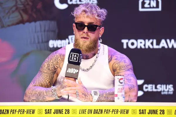 Amerikalı profesyonel boksör ve aktör Jake 'El Gallo de Dorado' Paul, 14 Mayıs 2025 'te Hollywood, Los Angeles, Kaliforniya, ABD' de düzenlenen Jake Paul - Julio Cesar Chavez Jr. Basın Konferansına katıldı..         