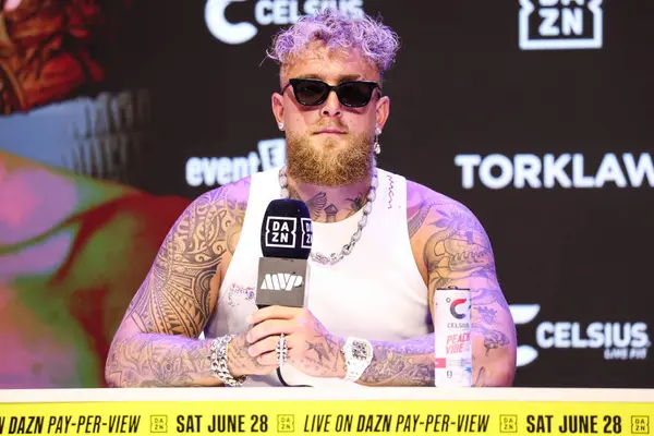 Amerikalı profesyonel boksör ve aktör Jake 'El Gallo de Dorado' Paul, 14 Mayıs 2025 'te Hollywood, Los Angeles, Kaliforniya, ABD' de düzenlenen Jake Paul - Julio Cesar Chavez Jr. Basın Konferansına katıldı..        