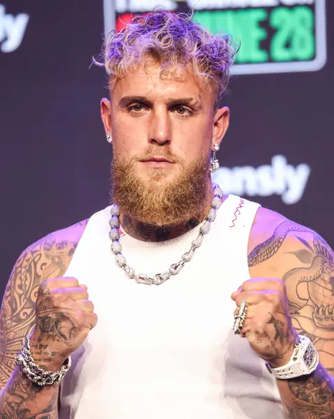 Amerikalı profesyonel boksör ve aktör Jake 'El Gallo de Dorado' Paul, 14 Mayıs 2025 'te Hollywood, Los Angeles, Kaliforniya, ABD' de düzenlenen Jake Paul - Julio Cesar Chavez Jr. Basın Konferansına katıldı..        