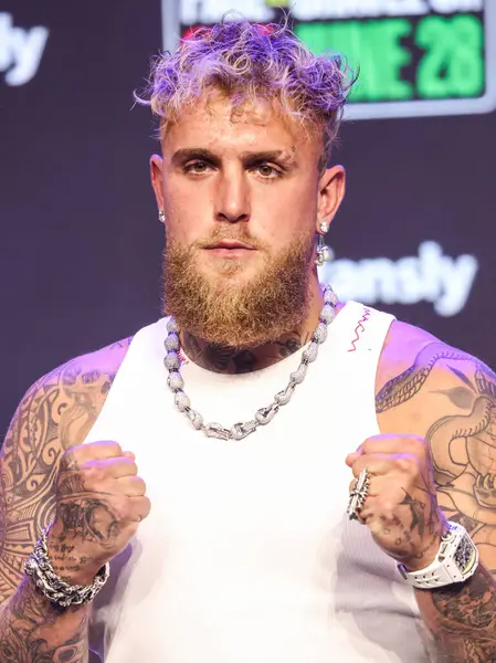 Amerikalı profesyonel boksör ve aktör Jake 'El Gallo de Dorado' Paul, 14 Mayıs 2025 'te Hollywood, Los Angeles, Kaliforniya, ABD' de düzenlenen Jake Paul - Julio Cesar Chavez Jr. Basın Konferansına katıldı..        