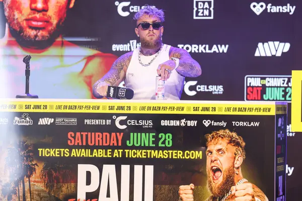 Amerikalı profesyonel boksör ve aktör Jake 'El Gallo de Dorado' Paul, 14 Mayıs 2025 'te Hollywood, Los Angeles, Kaliforniya, ABD' de düzenlenen Jake Paul - Julio Cesar Chavez Jr. Basın Konferansına katıldı..        