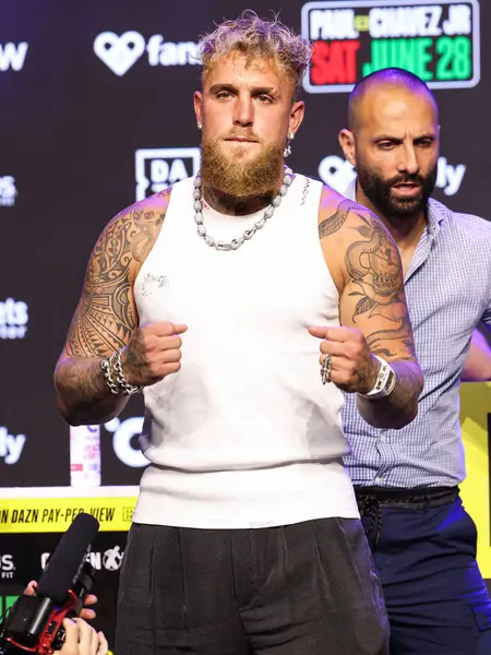Amerikalı profesyonel boksör ve aktör Jake 'El Gallo de Dorado' Paul, 14 Mayıs 2025 'te Hollywood, Los Angeles, Kaliforniya, ABD' de düzenlenen Jake Paul - Julio Cesar Chavez Jr. Basın Konferansına katıldı.. 