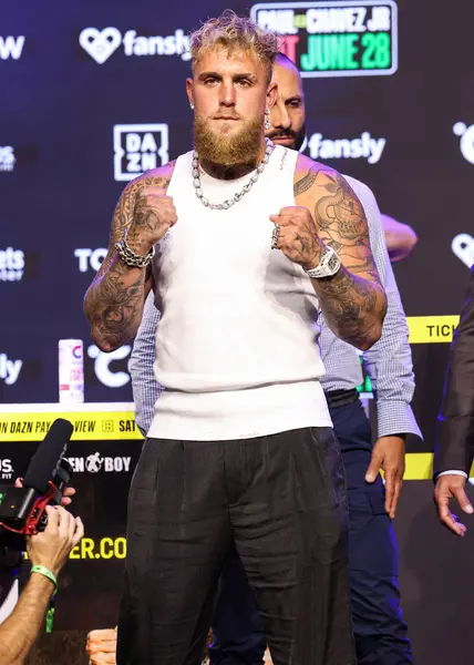 Amerikalı profesyonel boksör ve aktör Jake 'El Gallo de Dorado' Paul, 14 Mayıs 2025 'te Hollywood, Los Angeles, Kaliforniya, ABD' de düzenlenen Jake Paul - Julio Cesar Chavez Jr. Basın Konferansına katıldı.. 
