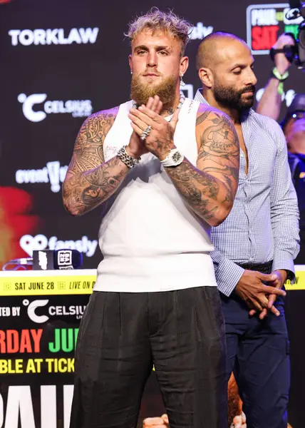 Amerikalı profesyonel boksör ve aktör Jake 'El Gallo de Dorado' Paul, 14 Mayıs 2025 'te Hollywood, Los Angeles, Kaliforniya, ABD' de düzenlenen Jake Paul - Julio Cesar Chavez Jr. Basın Konferansına katıldı.. 