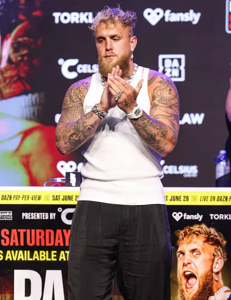 Amerikalı profesyonel boksör ve aktör Jake 'El Gallo de Dorado' Paul, 14 Mayıs 2025 'te Hollywood, Los Angeles, Kaliforniya, ABD' de düzenlenen Jake Paul - Julio Cesar Chavez Jr. Basın Konferansına katıldı..        