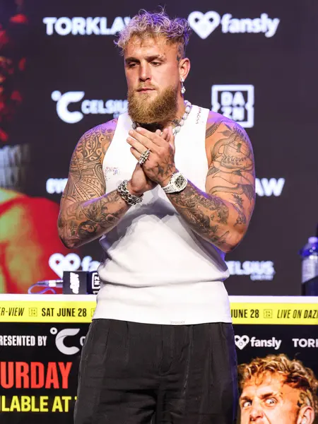 Amerikalı profesyonel boksör ve aktör Jake 'El Gallo de Dorado' Paul, 14 Mayıs 2025 'te Hollywood, Los Angeles, Kaliforniya, ABD' de düzenlenen Jake Paul - Julio Cesar Chavez Jr. Basın Konferansına katıldı..        