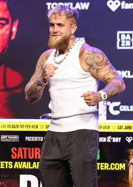 Amerikalı profesyonel boksör ve aktör Jake 'El Gallo de Dorado' Paul, 14 Mayıs 2025 'te Hollywood, Los Angeles, Kaliforniya, ABD' de düzenlenen Jake Paul - Julio Cesar Chavez Jr. Basın Konferansına katıldı..        