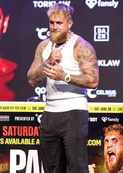 Amerikalı profesyonel boksör ve aktör Jake 'El Gallo de Dorado' Paul, 14 Mayıs 2025 'te Hollywood, Los Angeles, Kaliforniya, ABD' de düzenlenen Jake Paul - Julio Cesar Chavez Jr. Basın Konferansına katıldı..         