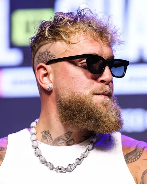 Amerikalı profesyonel boksör ve aktör Jake 'El Gallo de Dorado' Paul, 14 Mayıs 2025 'te Hollywood, Los Angeles, Kaliforniya, ABD' de düzenlenen Jake Paul - Julio Cesar Chavez Jr. Basın Konferansına katıldı..        