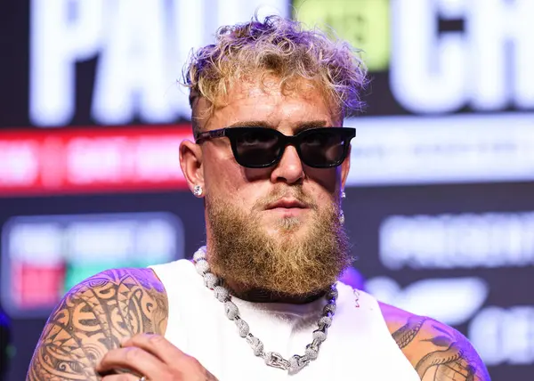 Amerikalı profesyonel boksör ve aktör Jake 'El Gallo de Dorado' Paul, 14 Mayıs 2025 'te Hollywood, Los Angeles, Kaliforniya, ABD' de düzenlenen Jake Paul - Julio Cesar Chavez Jr. Basın Konferansına katıldı..        