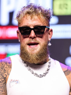 Amerikalı profesyonel boksör ve aktör Jake 'El Gallo de Dorado' Paul, 14 Mayıs 2025 'te Hollywood, Los Angeles, Kaliforniya, ABD' de düzenlenen Jake Paul - Julio Cesar Chavez Jr. Basın Konferansına katıldı..         