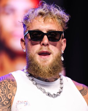 Amerikalı profesyonel boksör ve aktör Jake 'El Gallo de Dorado' Paul, 14 Mayıs 2025 'te Hollywood, Los Angeles, Kaliforniya, ABD' de düzenlenen Jake Paul - Julio Cesar Chavez Jr. Basın Konferansına katıldı..        