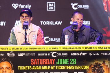 Julio Cesar Chavez Jr. ve babası Julio Cesar Chavez 14 Mayıs 2025 tarihinde Hollywood, Los Angeles, Kaliforniya, ABD 'de düzenlenen Jake Paul - Julio Cesar Chavez Jr. Basın Konferansına katıldılar..