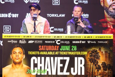 Julio Cesar Chavez Jr. ve babası Julio Cesar Chavez 14 Mayıs 2025 tarihinde Hollywood, Los Angeles, Kaliforniya, ABD 'de düzenlenen Jake Paul - Julio Cesar Chavez Jr. Basın Konferansına katıldılar.. 