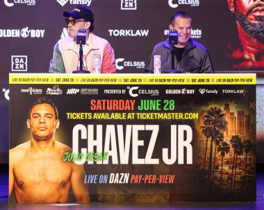 Julio Cesar Chavez Jr. ve babası Julio Cesar Chavez 14 Mayıs 2025 tarihinde Hollywood, Los Angeles, Kaliforniya, ABD 'de düzenlenen Jake Paul - Julio Cesar Chavez Jr. Basın Konferansına katıldılar.. 