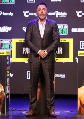 Amerikalı boks organizatörü ve eski profesyonel boksör Oscar De La Hoya, 14 Mayıs 2025 tarihinde Hollywood, Los Angeles, Kaliforniya, ABD 'de düzenlenen Jake Paul - Julio Cesar Chavez Jr. Basın Konferansına katıldı.. 