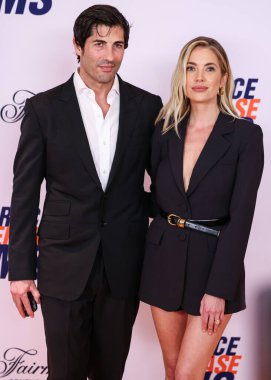 Brandon Davis ve eşi Ashley Benson, 16 Mayıs 2025 'te Fairmont Century Plaza' da düzenlenen MS Gala 2025 'in 32. Yıllık Silme Yarışı' na katıldılar..