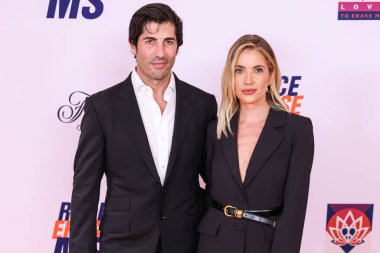Brandon Davis ve eşi Ashley Benson, 16 Mayıs 2025 'te Fairmont Century Plaza' da düzenlenen MS Gala 2025 'in 32. Yıllık Silme Yarışı' na katıldılar..
