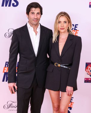 Brandon Davis ve eşi Ashley Benson, 16 Mayıs 2025 'te Fairmont Century Plaza' da düzenlenen MS Gala 2025 'in 32. Yıllık Silme Yarışı' na katıldılar..