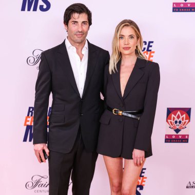 Brandon Davis ve eşi Ashley Benson, 16 Mayıs 2025 'te Fairmont Century Plaza' da düzenlenen MS Gala 2025 'in 32. Yıllık Silme Yarışı' na katıldılar..