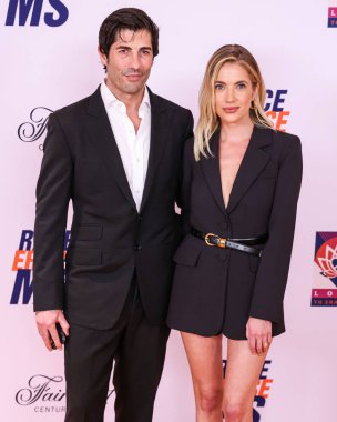 Brandon Davis ve eşi Ashley Benson, 16 Mayıs 2025 'te Fairmont Century Plaza' da düzenlenen MS Gala 2025 'in 32. Yıllık Silme Yarışı' na katıldılar..