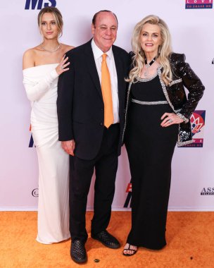 Isabella Rickel, Ken Rickel ve Nancy Davis, 16 Mayıs 2025 'te Century City, Los Angeles, Kaliforniya, ABD' deki Fairmont Century Plaza 'da düzenlenen MS Gala 2025' in 32..