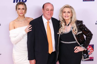 Isabella Rickel, Ken Rickel ve Nancy Davis, 16 Mayıs 2025 'te Century City, Los Angeles, Kaliforniya, ABD' deki Fairmont Century Plaza 'da düzenlenen MS Gala 2025' in 32..