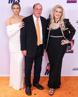 Isabella Rickel, Ken Rickel ve Nancy Davis, 16 Mayıs 2025 'te Century City, Los Angeles, Kaliforniya, ABD' deki Fairmont Century Plaza 'da düzenlenen MS Gala 2025' in 32..