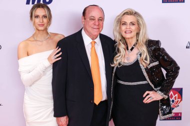 Isabella Rickel, Ken Rickel ve Nancy Davis, 16 Mayıs 2025 'te Century City, Los Angeles, Kaliforniya, ABD' deki Fairmont Century Plaza 'da düzenlenen MS Gala 2025' in 32..