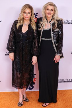 Kathy Hilton ve Nancy Davis, 16 Mayıs 2025 'te Fairmont Century Plaza' da düzenlenen MS Gala 2025 'in 32. Yıllık Silme Yarışı' na katıldılar..