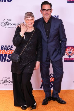 Mindy Cohn ve Gregory Zarian, 16 Mayıs 2025 'te Fairmont Century Plaza' da düzenlenen MS Gala 2025 'in 32. Yıllık Silme Yarışı' na katıldılar..
