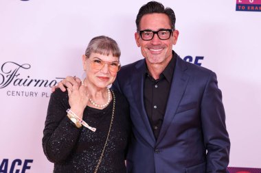 Mindy Cohn ve Gregory Zarian, 16 Mayıs 2025 'te Fairmont Century Plaza' da düzenlenen MS Gala 2025 'in 32. Yıllık Silme Yarışı' na katıldılar..