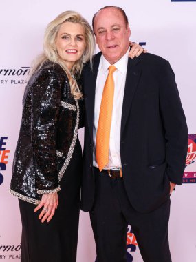 Nancy Davis ve kocası Ken Rickel, 16 Mayıs 2025 'te Fairmont Century Plaza' da düzenlenen MS Gala 2025 'in 32. Yıllık Silme Yarışı' na katıldılar..